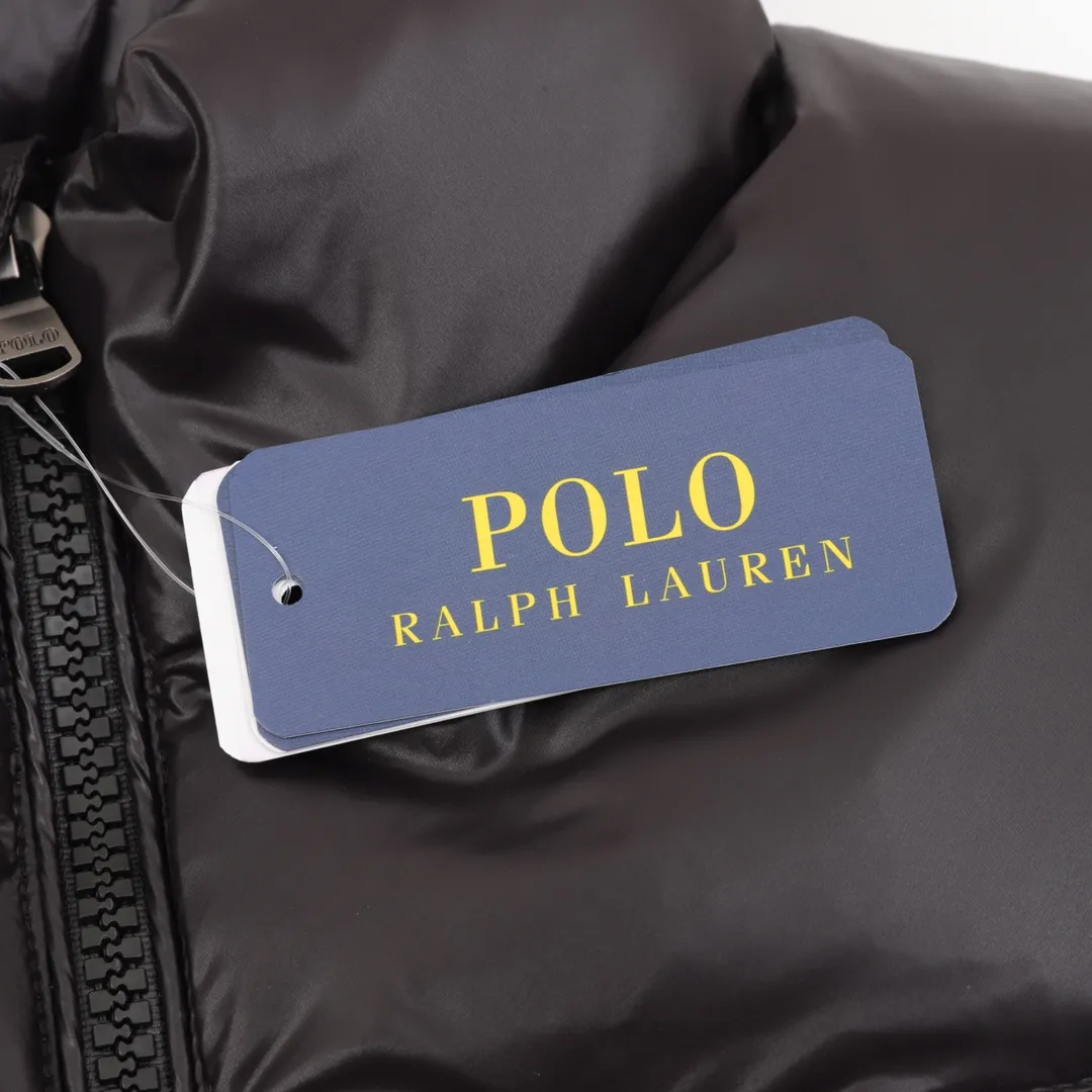 P660 RALPH LAUREN/Ralph Lauren 24FW R51 pony logo embroidered down vest-paint black/matte black/matte navy. Full of high-end look and feel, simple but not minimalist. Both the fabric material and the overall outline have both fashionable styling and good cold protection effect, and bring comfortable wearing experience and feeling. It can concave shape and keep warm, three-dimensional and full, highly practical, filled with white duck down inside, same style for men and women, three standards of customized accessories SIZE：M-XXL